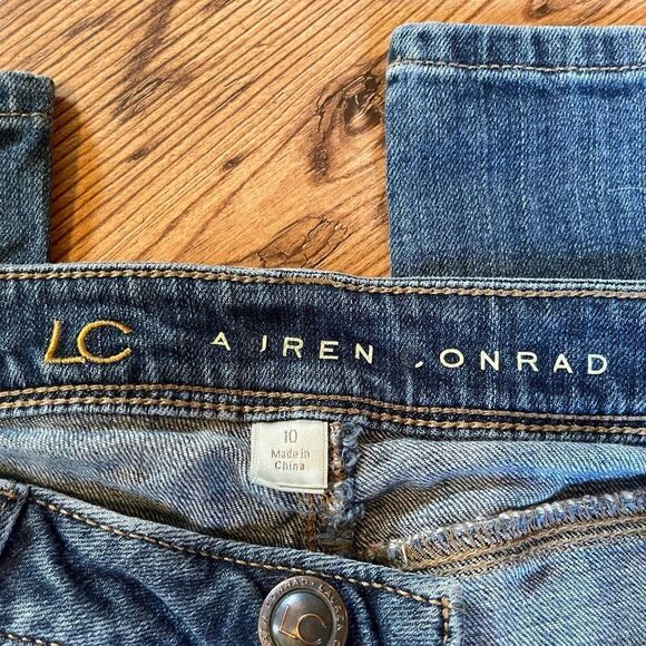 Lauren Conrad Womens jeans size 10. Distressed, bottom hem 5.5”. Great shape - Picture 7 of 8